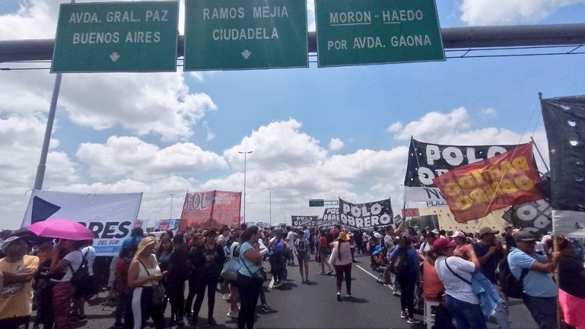 Piqueteros cortan rutas y accesos a CABA en reclamo de aumento y bono