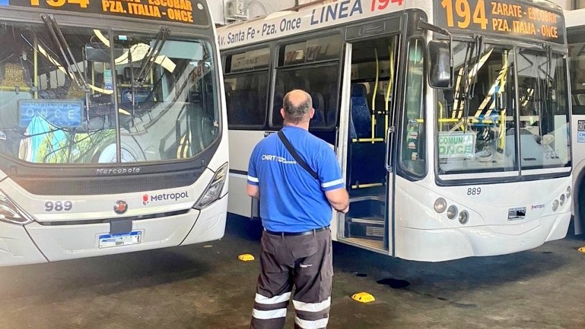 Una empresa de colectivos paraliza varias líneas por el retraso del pago de subsidios