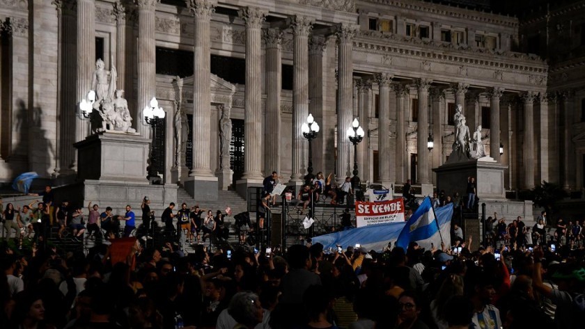 Cacerolazo contra el DNU en la Plaza Congreso y diferentes ciudades del país