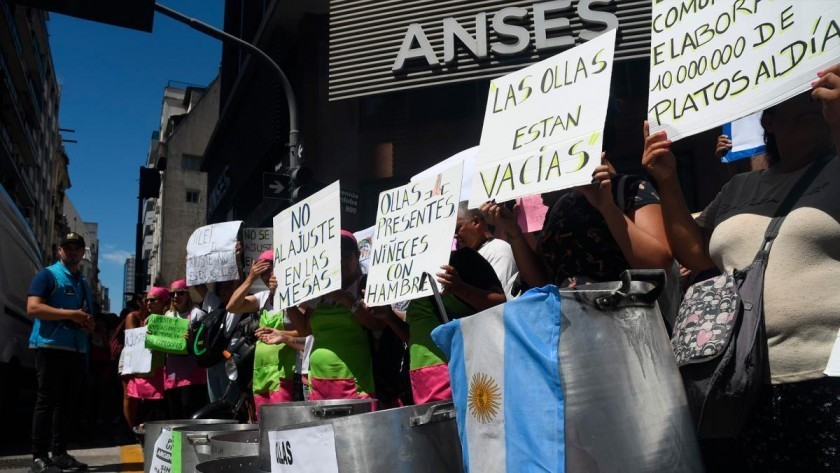 Barrios de Pie concentra frente al Hotel Libertador en reclamo de alimentos