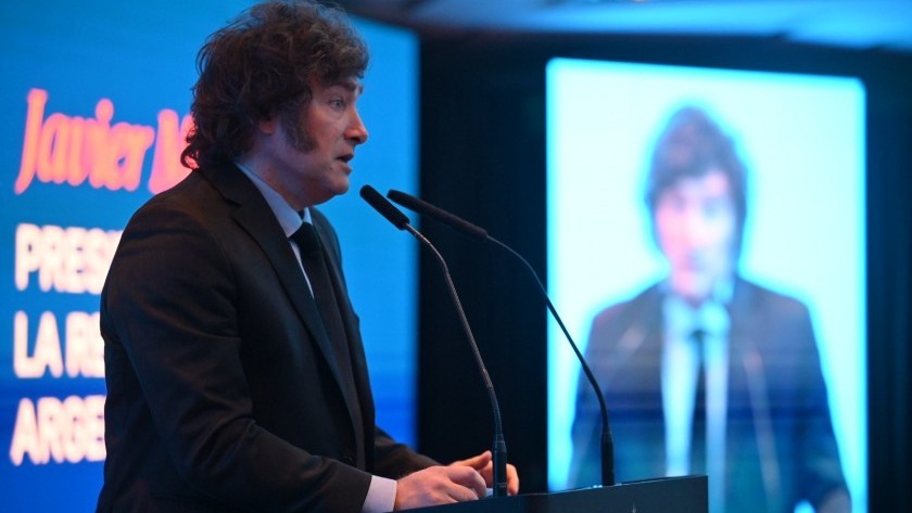 Milei sostuvo que se avanzará con la baja de 70 mil contratados en el Estado