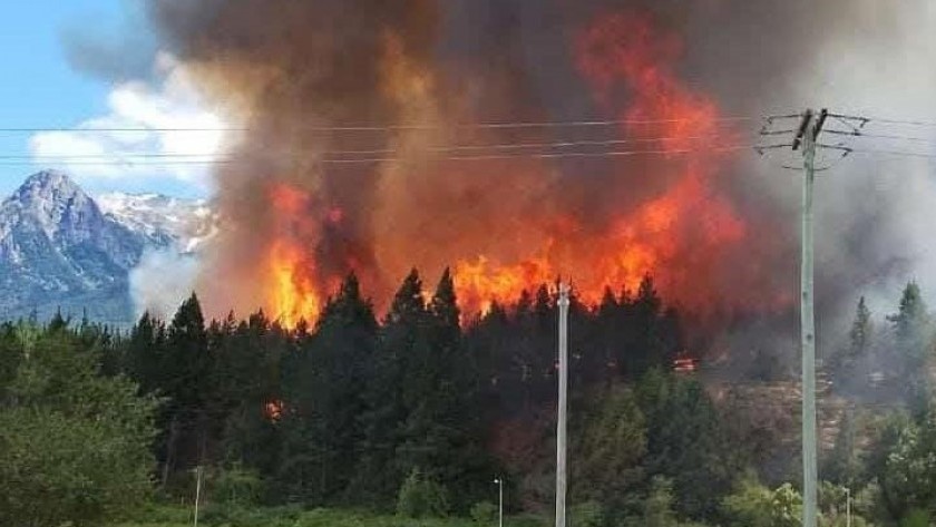 Feroz incendio en Epuyén: se consumieron más de 2 mil hectáreas y debieron evacuar 200 viviendas