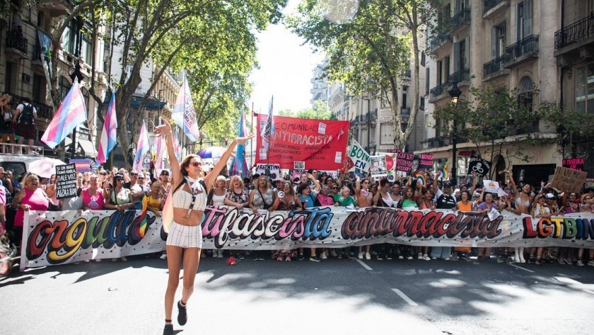 El colectivo LGTBIQ+ y la oposición movilizaron a Plaza de Mayo: críticas a Milei
