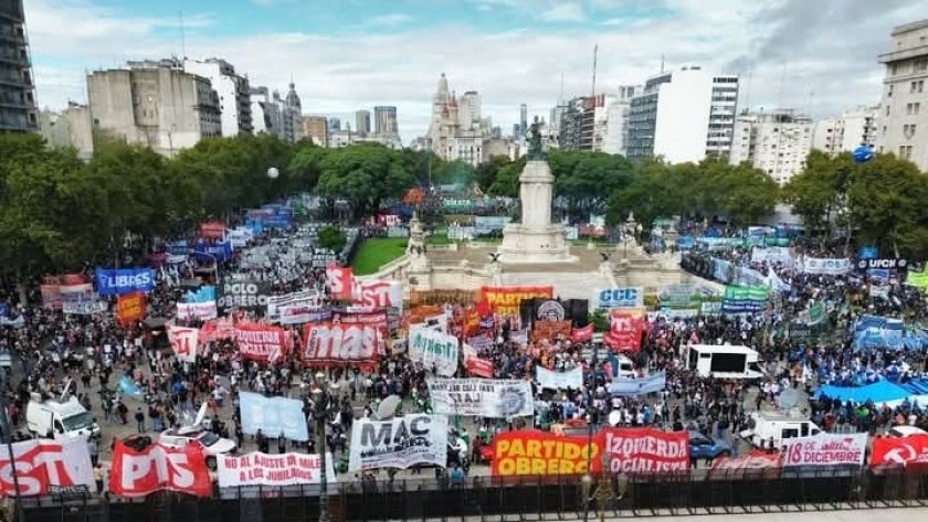 Jubilados y gremios marcharon al Congreso, en la previa del paro general de la CGT