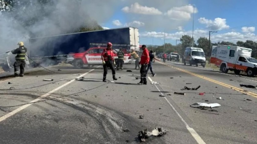 Murió carbonizado al chocar con un camión en Córdoba: su pareja se arrojó antes