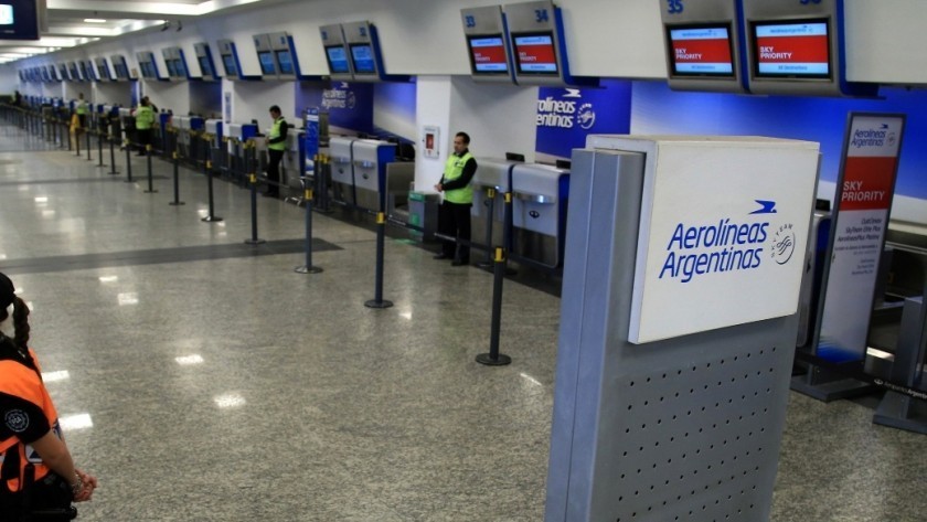 Aerolíneas Argentinas cuestionó el paro de pilotos de este martes 10
