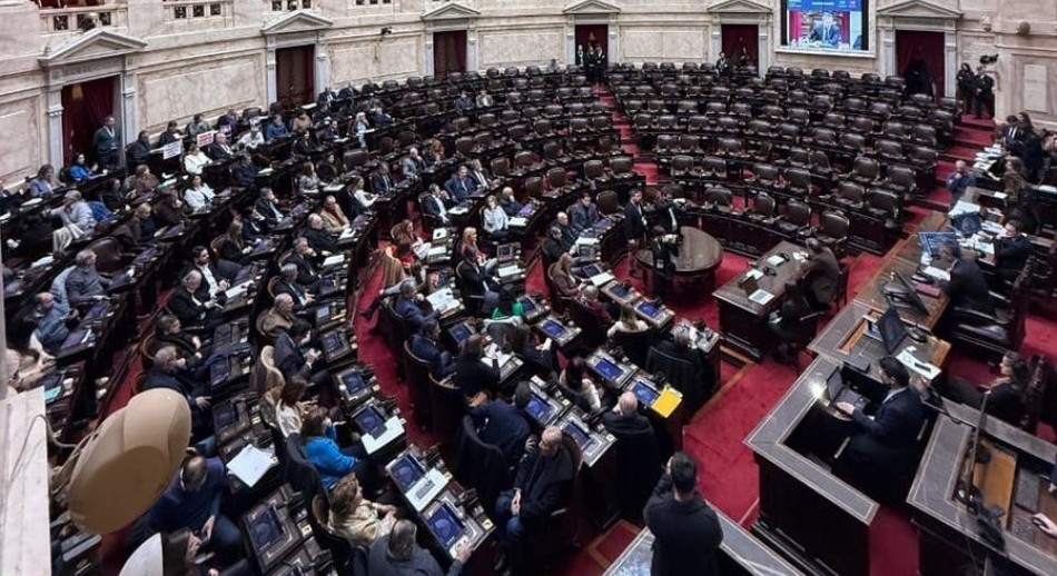 Con apoyo del PRO y la UCR, el oficialismo logró aplazar la interpelación contra Adorni