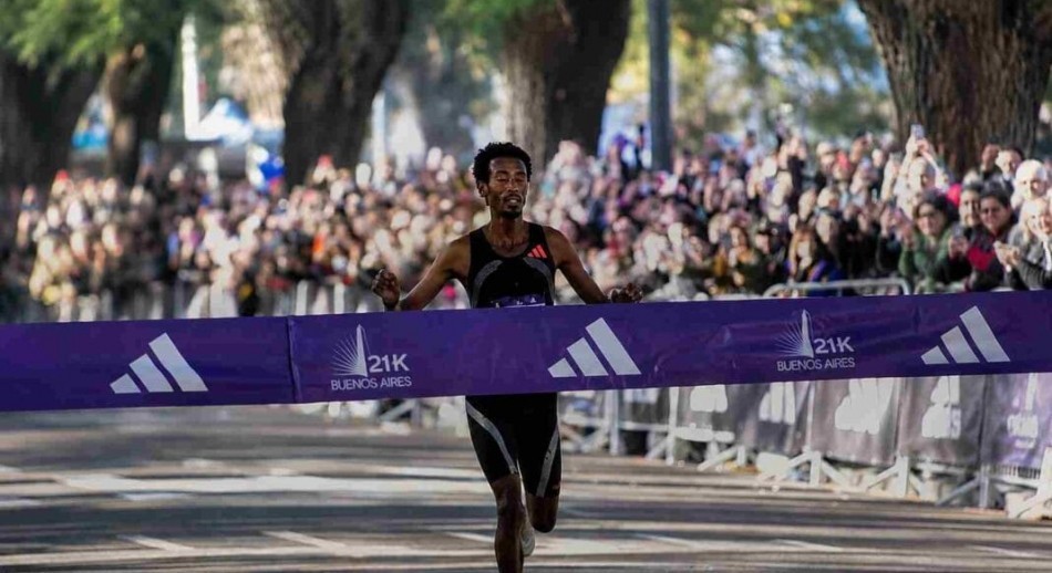 El etíope Yomif Kejelcha batió el récord mundial de 21k al ganar la media maratón de Buenos Aires