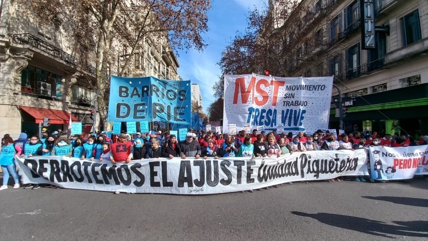 Con amenaza de acampe, piqueteros marchan en el centro porteño